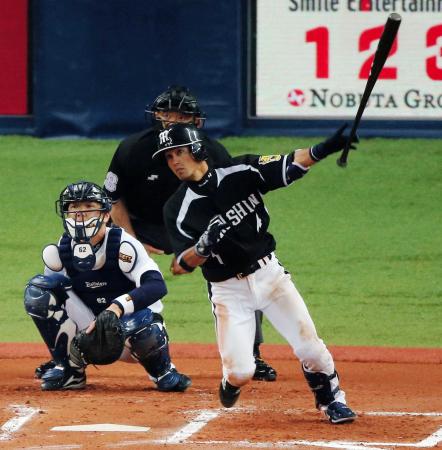 　６回２死、上本は右中間に二塁打を放つ（撮影・棚橋慶太）