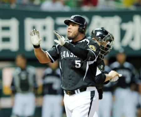 １回、先制２ランを放ったゴメスは両手を上げながら生還する＝ヤフオクドーム