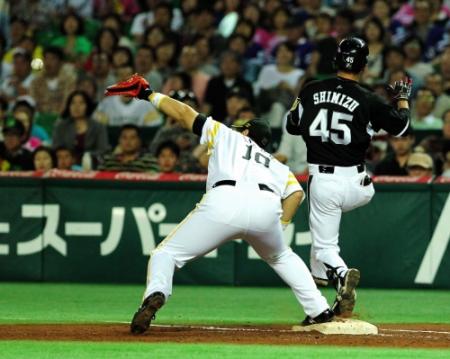 ４回１死満塁、二ゴロを放ち送球が乱れる間に併殺を免れる阪神・清水誉（右）＝ヤフオク（撮影・保田叔久）