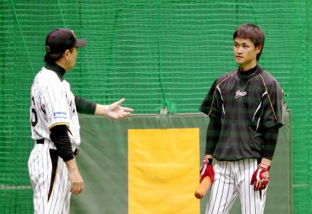 　打撃練習を終え、大和にアドバイスをする和田監督