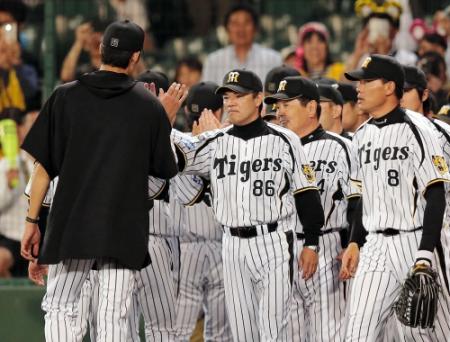 好投した阪神・藤浪晋太郎と勝利のタッチを交わす阪神・和田豊監督＝甲子園（撮影・田中太一）