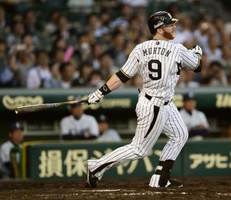 　４回阪神無死二、三塁、マートンが右前に勝ち越し打を放つ＝甲子園