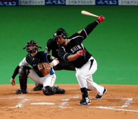 ３回阪神１死満塁、阪神・マウロ・ゴメスは右中間適時二塁打を放つ＝札幌ドーム（撮影・棚橋慶太）