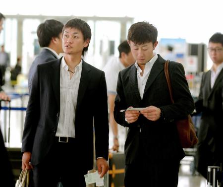 　空路で帰阪する大和（左）と今成（撮影・田中太一）