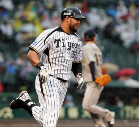 １回阪神２死二塁、阪神・ゴメスが左前に適時打を放つ。右はオリックス・金子千尋＝甲子園（撮影・保田叔久）