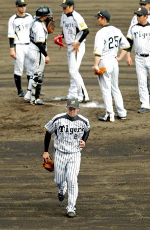 　５回、厳しい表情で降板する岩田（撮影・飯室逸平）