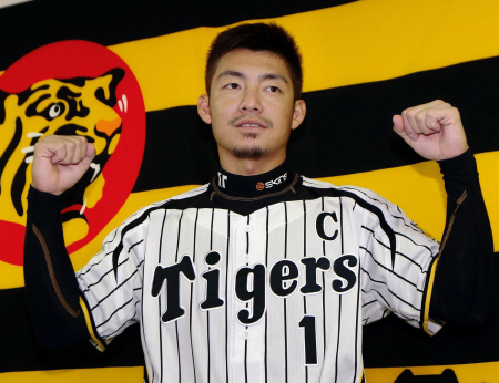 ３年連続５度目の球宴出場を決め、ガッツポーズをして喜ぶ阪神・鳥谷敬＝甲子園（撮影・田中太一）