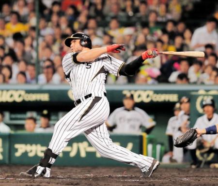 ６回、ゴメスはバットを折りながら左前タイムリーを放つ（撮影・田中太一）