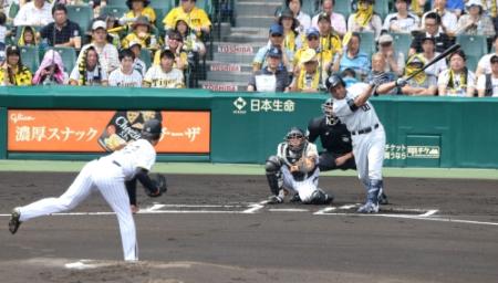 １回中日、２中越え本塁打を放つエルナンデス（投手阪神の岩崎優）＝甲子園（撮影・持木克友）
