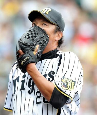 ８回に中日に勝ち越しを許しグラブで顔を覆う福原（撮影・棚橋慶太）