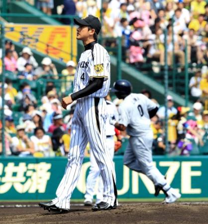１回、中日・ルナに３ランを打たれぼう然とする阪神・能見篤史＝甲子園（撮影・棚橋慶太）