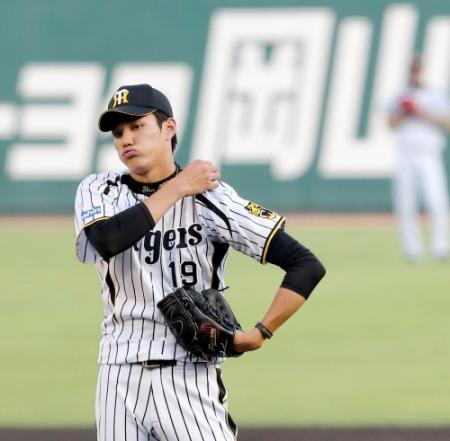 ふがいない投球にマウンドで頬を膨らませる藤浪（撮影・飯室逸平）