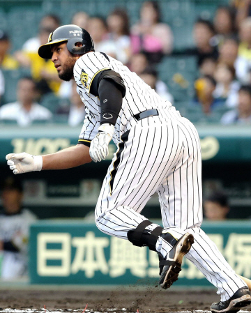 １回阪神、ゴメスは先制タイムリーを放つ＝甲子園（撮影・飯室逸平）