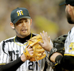 ７回のピンチを切り抜け、阪神　マウロ・ゴメスとタッチを交わす岩田稔＝甲子園（撮影・田中太一）