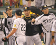 呉昇桓を出迎える阪神先発の岩田　稔＝甲子園（撮影・持木克友）