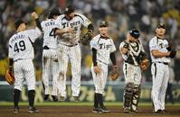 　ヤクルトに連勝し、喜ぶゴメス（左から３人目）ら阪神ナイン＝甲子園