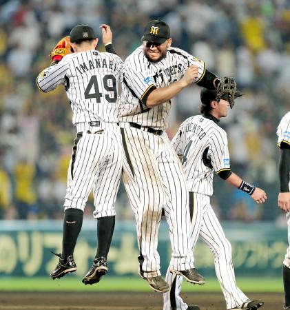 　ヤクルトに連勝し、今成（左）と喜びを分かち合うゴメス（撮影・田中太一）