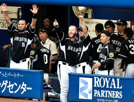 　９回、走者一掃の中越え適時二塁打を放った鳥谷をゴメス、西岡らとベンチから祝福するマートン（中央）＝撮影・会津智海