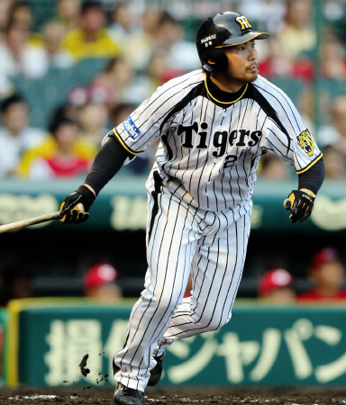 ２回阪神、岩田稔が先制適時打を放つ＝甲子園（撮影・保田叔久）