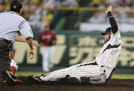 　３回阪神２死一塁、打者マートンのとき、ゴメスが二盗＝甲子園