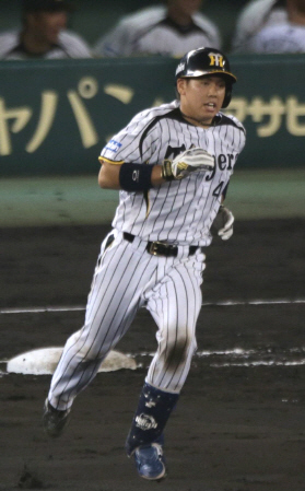 ４回阪神、無死、左中間越え本塁打を放ちゆっくりとダイヤモンドをまわる梅野隆太郎＝甲子園（撮影・持木克友）