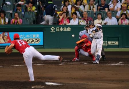 ２回阪神、１死二塁、同点の右前適時打を放つ梅野隆太郎（投手広島の九里亜蓮）＝甲子園（撮影・持木克友）