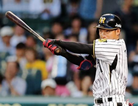 ３回阪神１死二塁、左前へ勝ち越しタイムリーを放つ阪神・鳥谷　敬＝甲子園（撮影・田中太一）