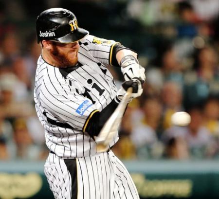 ５回、阪神・マートンが左中間に２ランを放つ＝甲子園（撮影・保田叔久）