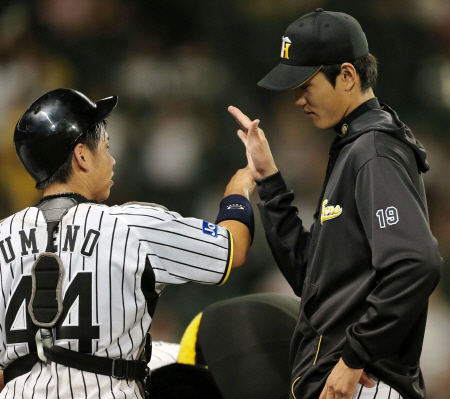 ６勝目を挙げたものの阪神・梅野隆太郎（左）とのハイタッチも元気がない阪神・藤浪晋太郎＝甲子園（撮影・保田叔久）