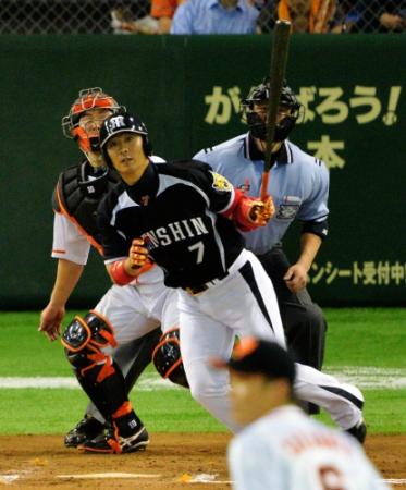 ６回阪神１死二、三塁、代打・西岡剛は中越えにタイムリー二塁打を放つ＝東京ドーム（撮影・西岡　正）