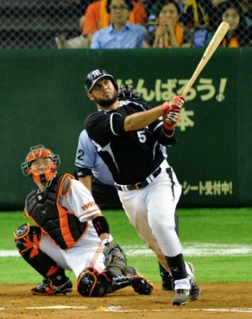 ７回阪神２死一塁、マウロ・ゴメスは左越えに２ランを放つ＝東京ドーム（撮影・西岡　正）