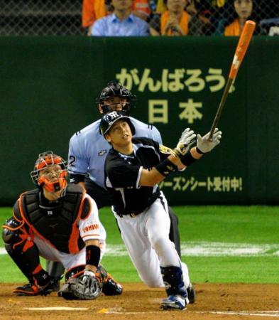 ８回阪神２死、梅野隆太郎は左越え本塁打を放つ＝東京ドーム（撮影・西岡　正）
