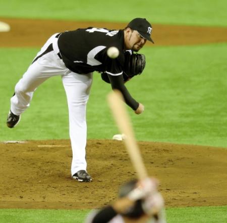 巨人打線を相手に力投するメッセンジャー（撮影・田中太一）