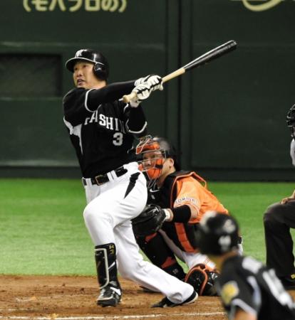 ７回阪神２死満塁、関本賢太郎は左越えに満塁本塁打を放つ＝東京ドーム（撮影・吉澤敬太）