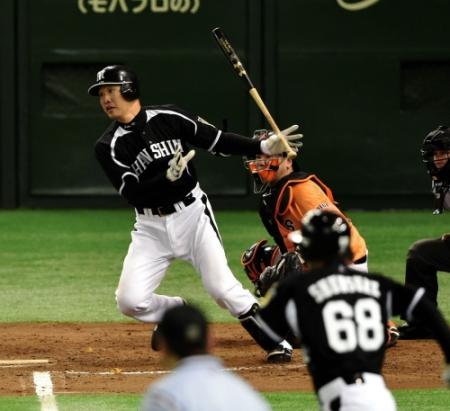 ９回阪神１死三塁、関本賢太郎は中前に適時打を放つ＝東京ドーム（撮影・吉澤敬太）