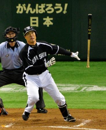７回阪神２死満塁、代打・関本賢太郎は左越えに勝ち越しとなる満塁ホーマーを放つ＝東京ドーム（撮影・西岡　正）