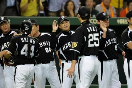 逆転勝利を飾りナインを祝福する和田監督（中央）＝東京ドーム（撮影・園田高夫）