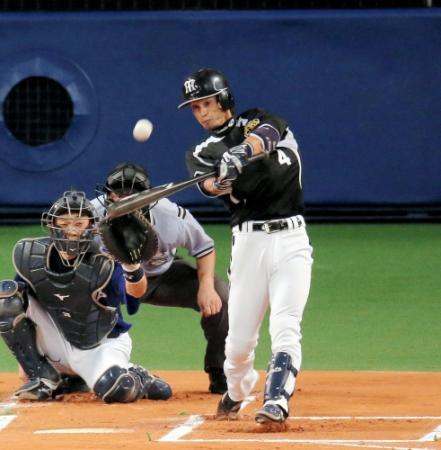 １回、上本は左越えに先制ソロを放つ（撮影・飯室逸平）