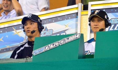 　大谷（右）と並んでテレビの解説席に座る藤浪（撮影・村中拓久）　