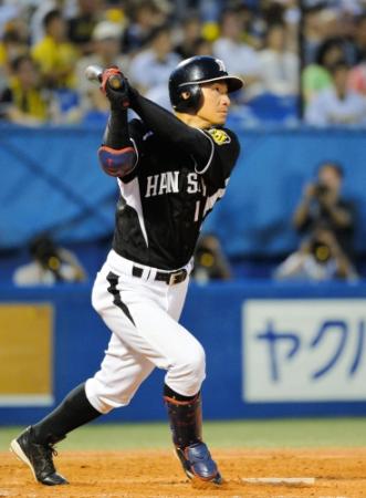 ３回阪神無死、鳥谷敬は右越えソロを放つ＝神宮球場（撮影・西岡　正）