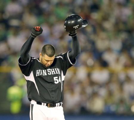 ４回、右中間へ適時打を放ったメッセンジャーは二塁上でガッツポーズ（撮影・田中太一）