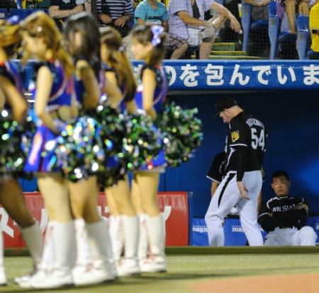 ５回、パッションの横を緩やかな足取りでベンチへ引き揚げる阪神　ランディ・メッセンジャー（右）＝神宮球場（撮影・西岡　正）