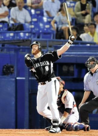 ４回阪神１死満塁、マット・マートンは中犠飛を放つ＝神宮球場（撮影・吉澤敬太）