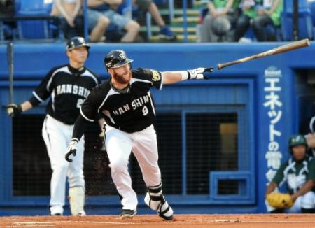 １回阪神１死一、二塁、マット・マートンは中前に先制適時打を放つ＝神宮球場（撮影・吉澤敬太）