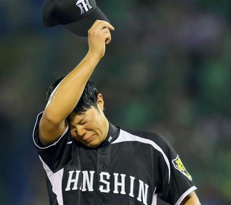 　４回、ヤクルト打線につかまり、歳内はマウンド上で苦しげな表情を浮かべる（撮影・田中太一）