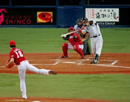 ３回、遊撃を強襲する２点タイムリー二塁打を放つゴメス（投手・前田）＝撮影・持木克友