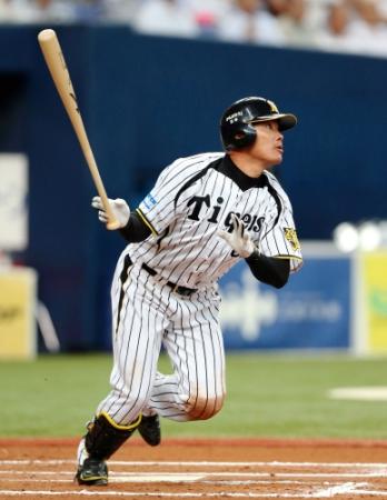 ６回、右越えへ勝ち越しソロを放つ福留（撮影・保田叔久）