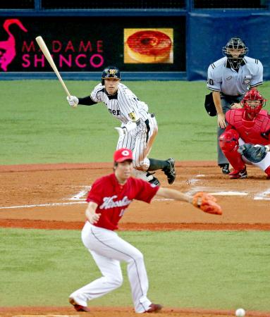 　４回、中前安打を放つ伊藤隼（投手・前田）＝撮影・持木克友