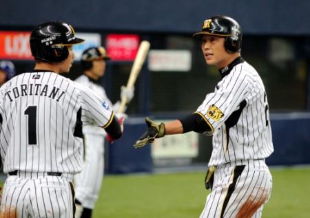 ４回、自らの犠飛で生還した阪神・鳥谷　敬（左）とタッチを交わす阪神・新井貴浩＝京セラ（撮影・保田叔久）