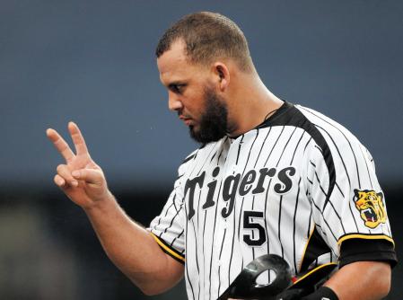 　５回、適時打を放ちＶサインでベンチに戻るゴメス（撮影・保田叔久）